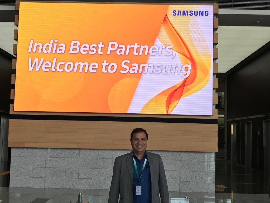 Global Presentation representative at a Samsung display event
